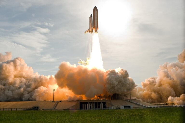 cloud-sunlight-aircraft-vehicle-rocket-astronaut-762246-pxhere.com