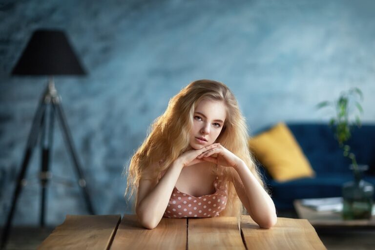 girl-girls-woman-model-person-photo-1643324-pxhere.com