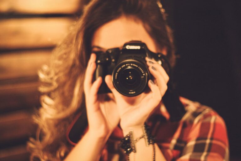 hair-photograph-cameras-optics-camera-beauty-photographer-1616557-pxhere.com