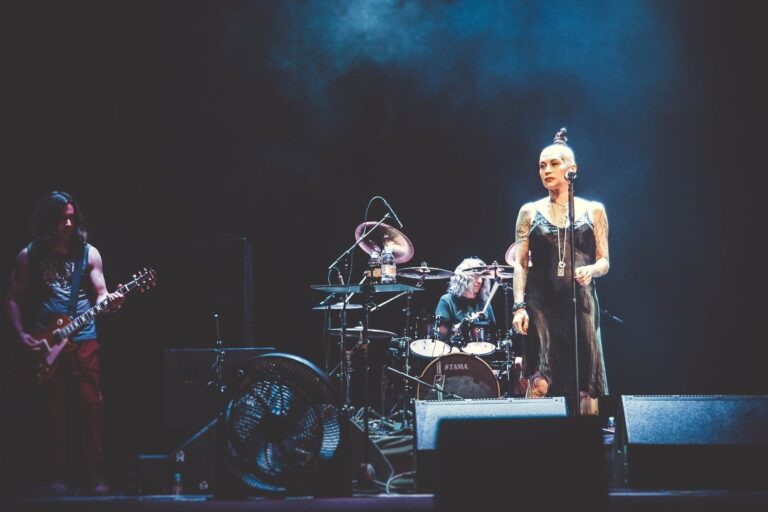 rock-music-light-guitar-concert-singer-769837-pxhere.com