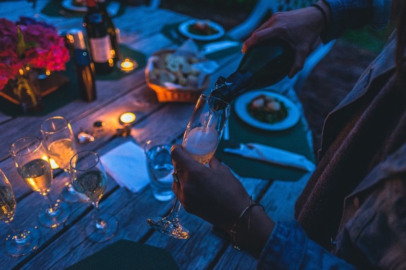 person-blue-friend-pouring-party-champagne-148507-pxhere.com