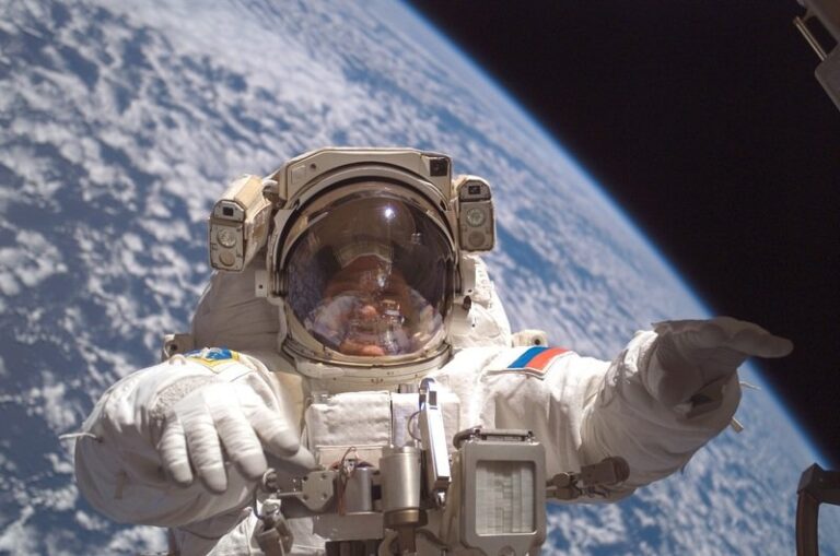 person-suit-vehicle-floating-profession-astronaut-767704-pxhere.com