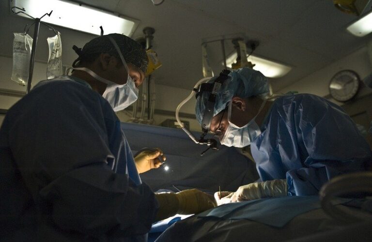 professional-medicine-lights-hospital-doctor-surgery-1139277-pxhere.com