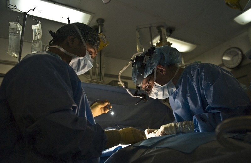 professional-medicine-lights-hospital-doctor-surgery-1139277-pxhere.com
