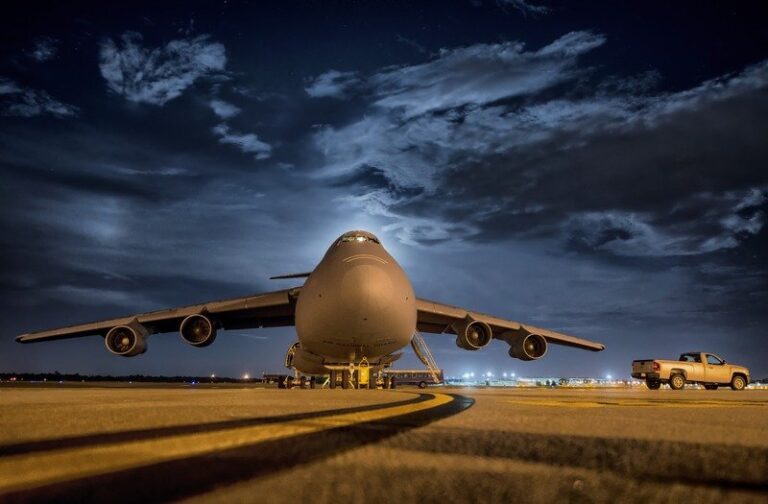 sky-airplane-vehicle-aircraft-atmosphere-of-earth-airliner-1021272-pxhere.com